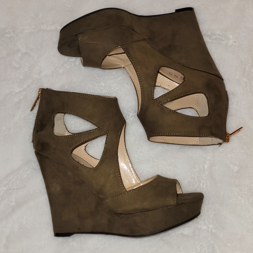 Size 6 guess wedges